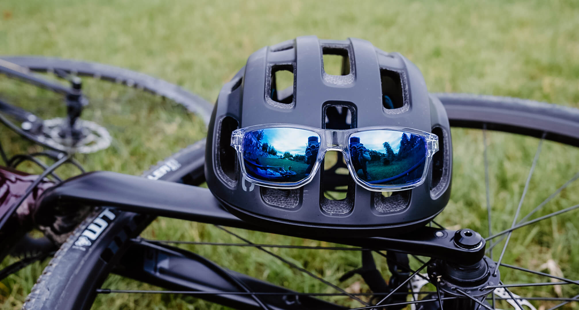modré zrcadlové sluneční brýle na cyklistické helmě s kolem