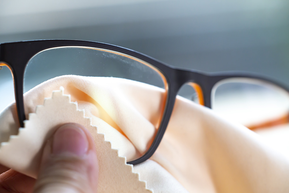 Vyčistěte své brýle hadříkem z mikrovlákna impregnovaným látkou proti mlžení
