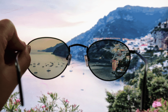 pohyblivý obraz polarizovaných slunečních brýlí rotujících a ztmavujících pozadí