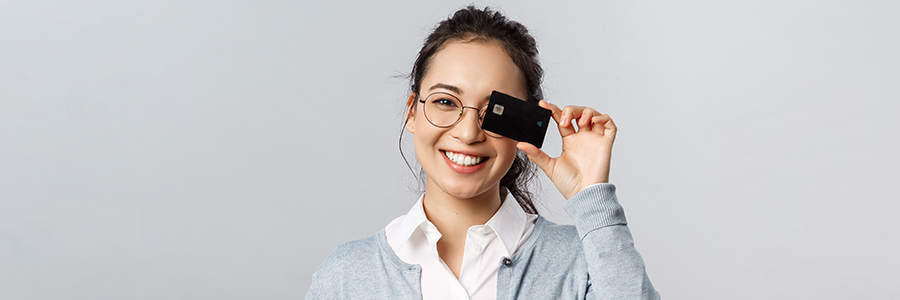 Žena měřící velikost brýlí pomocí platební karty