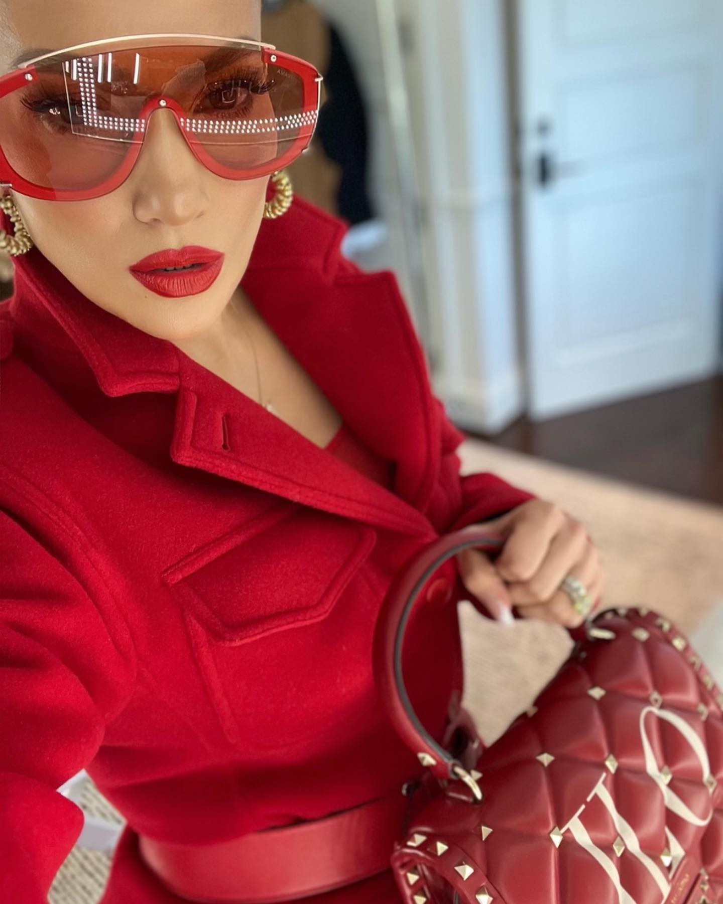 Jennifer Lopez röda shield solglasögon