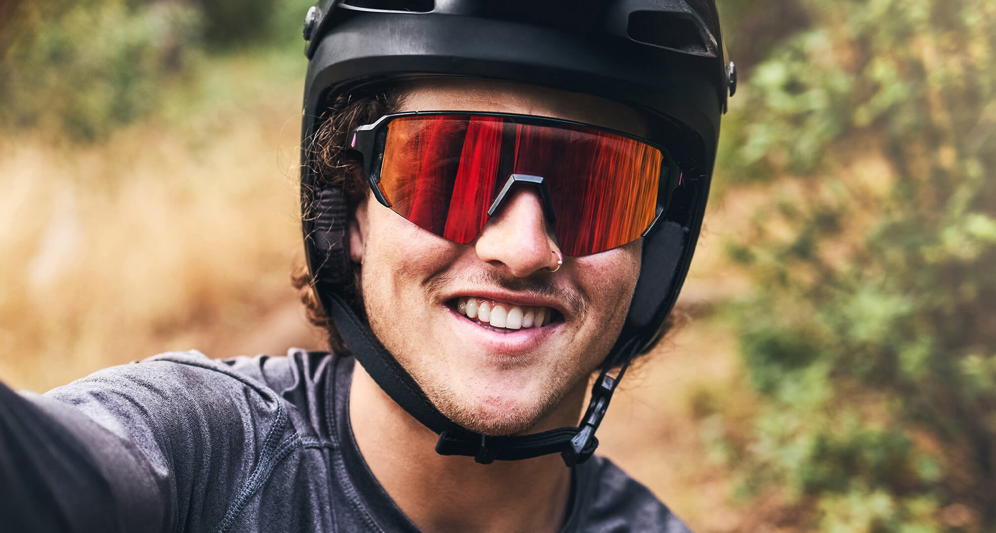 osoba s cyklistickou přilbou a slunečními brýlemi