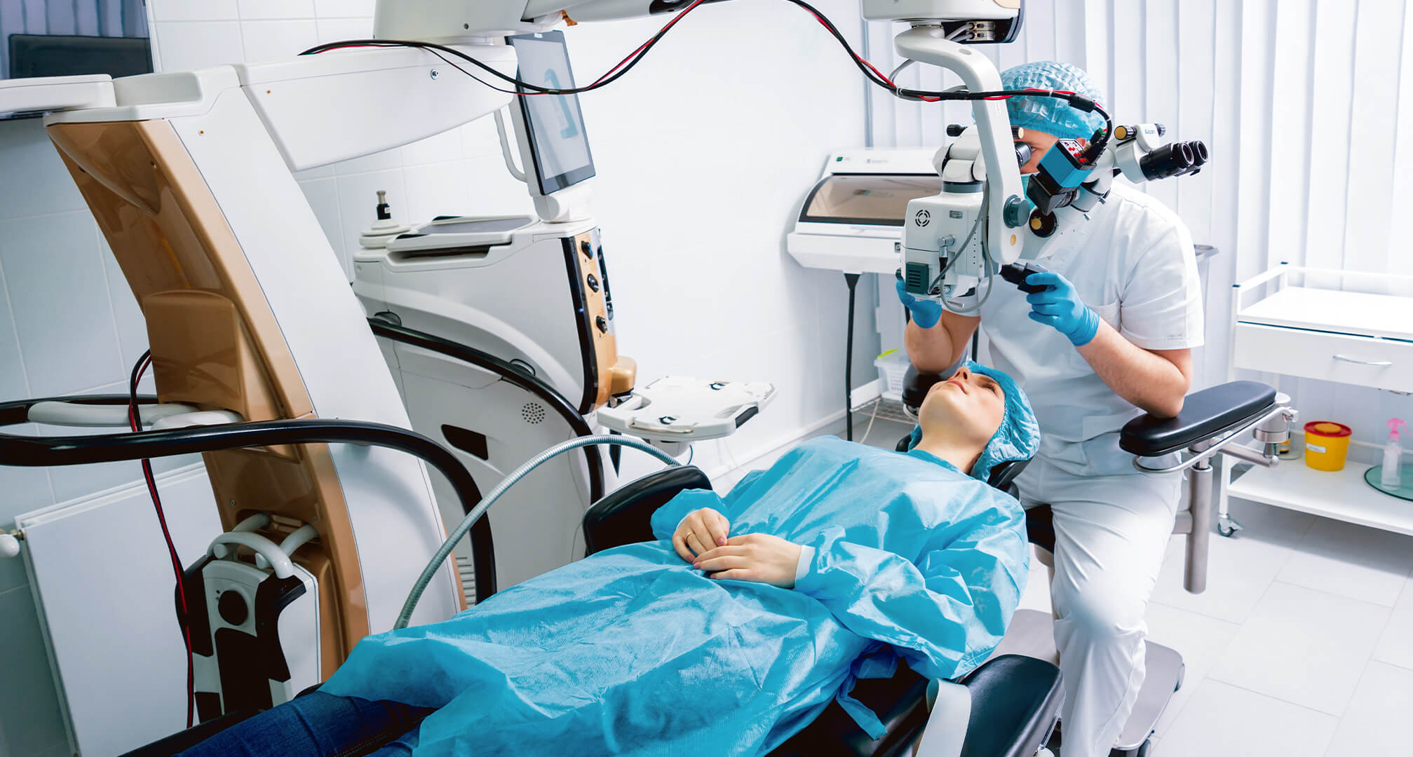 Οφθαλμίατρος που εκτελεί χειρουργική επέμβαση στον ασθενή