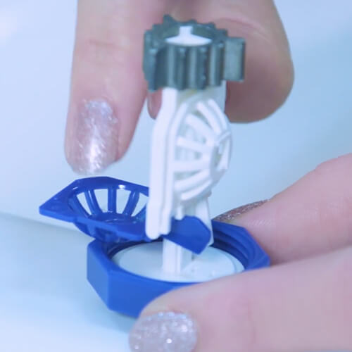 Umývanie rúk v dreze s obrázkami kvapôčok vody