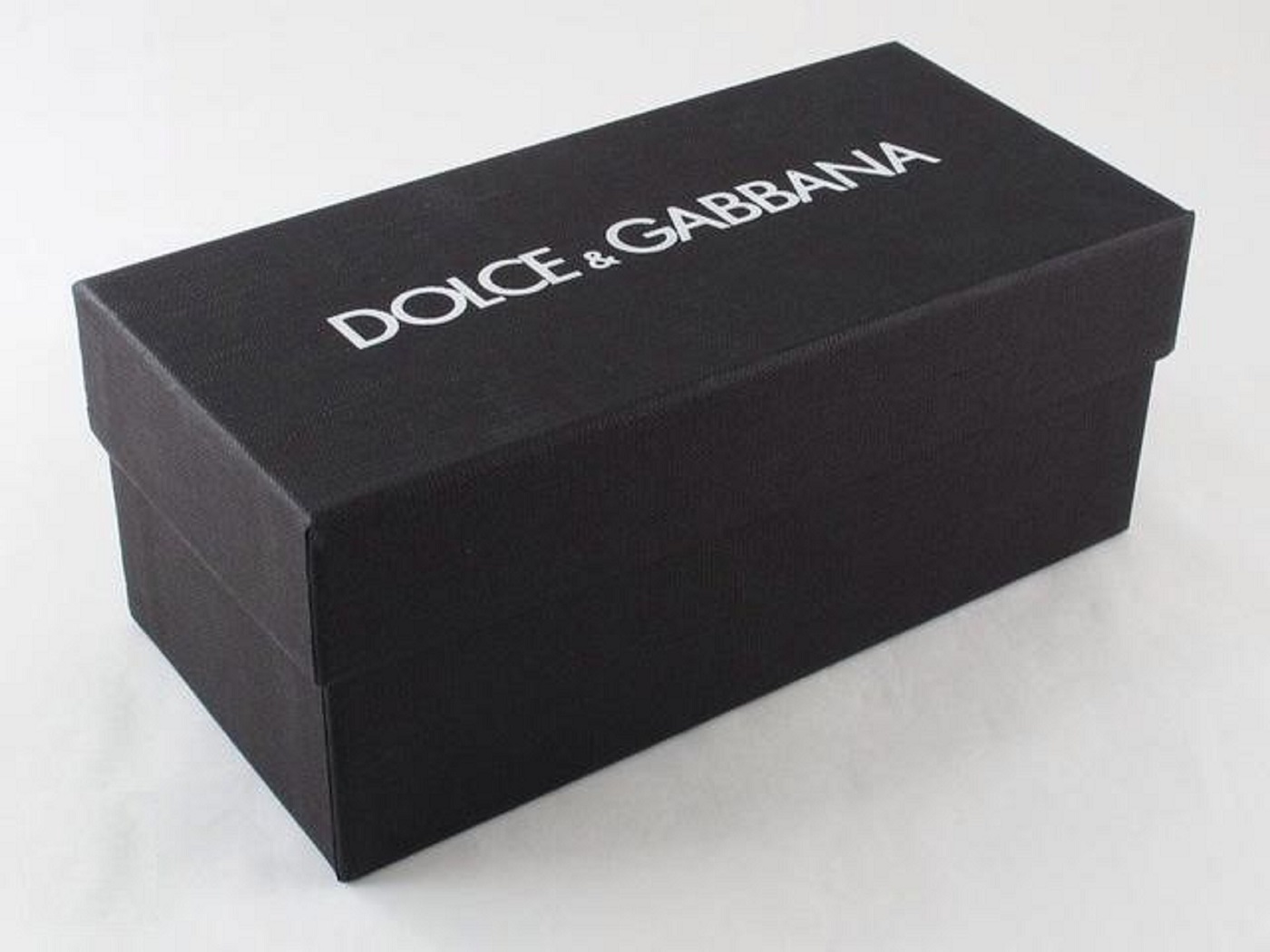 Erkennen Sie gefälschte Dolce & Gabbana Sonnenbrillen - überprüfen Sie die Box und das Etui.