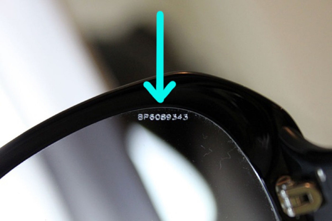Find falske Prada-solbriller - kontroller linserne